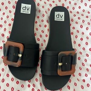 New black sandals with large buckle